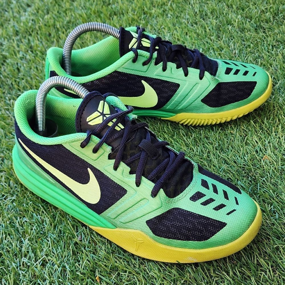 NIKE KOBE MENTALITY GS - Kids Sneakers - SIZE 6.Y